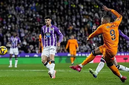 Kylian Mbappe lập hat-trick đầu tiên cho Real Madrid, thày trò HLV Ancelotti bỏ xa Barcelona 10 điểm