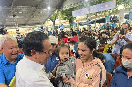 Bí thư Thành ủy Thành phố Hồ Chí Minh chúc Tết công nhân lao động