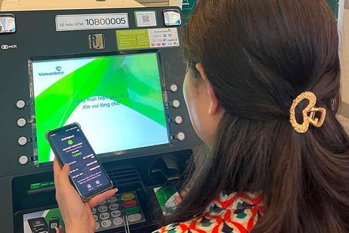 Giao dịch rút tiền tại ATM thuận tiện dịp cận Tết