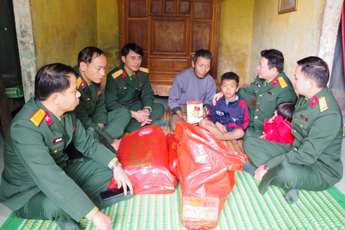 Xuân về ấm áp nghĩa tình quân dân