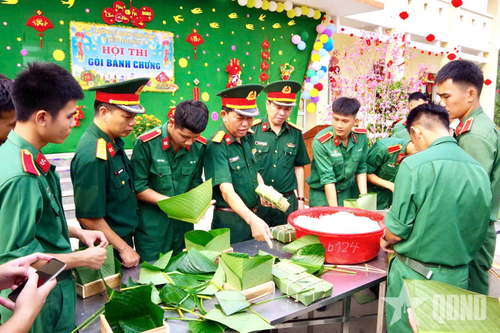 Trường Sĩ quan Công binh tổ chức hội thi gói bánh chưng ngày Tết