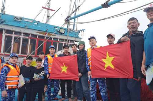 Hải đội 102 đẩy mạnh công tác dân vận và tuyên truyền trên biển dịp Tết