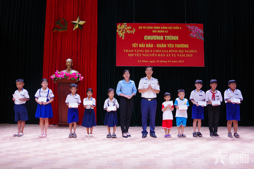 Hải đoàn 42 tổ chức chương trình 'Tết hải đảo - Xuân yêu thương'
