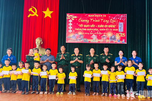 Binh đoàn 16 phối hợp tặng quà 'Tết sum vầy - Xuân ơn Đảng thắm tình quân dân'