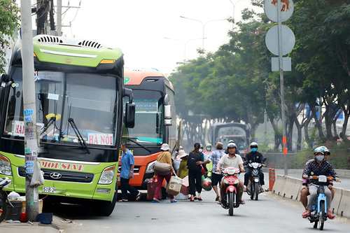 TP Hồ Chí Minh quyết liệt ngăn chặn tình trạng bến 'dù', xe 'cóc'
