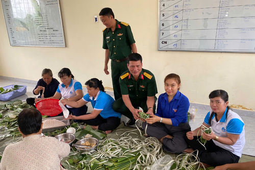 Quân dân biên giới gói bánh vui Xuân