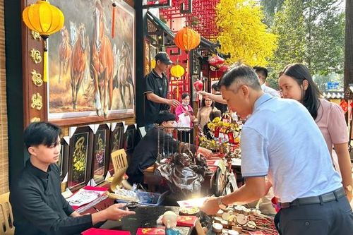 'Phố Ông Đồ' tại TP. HCM: Khi người trẻ tiếp nối việc giữ gìn phong tục truyền thống