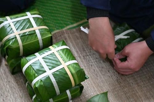 Những người lính áo xanh trổ tài gói bánh chưng đón Tết Nguyên đán