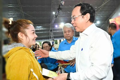 Bí thư Thành ủy TPHCM tặng quà tết cho công nhân, người lao động