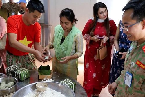 Lính công binh Việt Nam ở UNISFA gói bánh chưng, giò lụa... đón tết