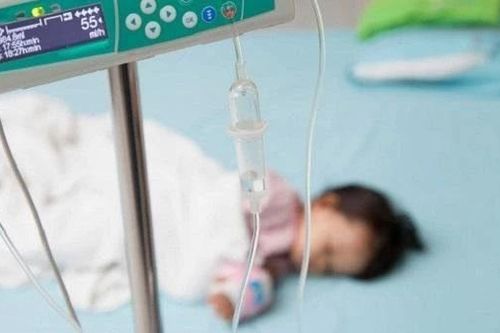 Người lớn bất cẩn, bé gái hơn 1 tuổi bỏng nặng
