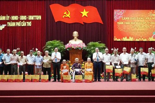 Chủ tịch Quốc hội Trần Thanh Mẫn chúc tết, tặng quà tại TP Cần Thơ