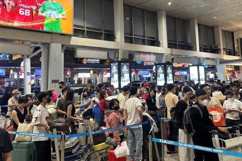 Sân bay Tân Sơn Nhất vẫn đông nghẹt, dòng người mệt mỏi chờ đợi về quê đón tết