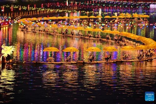 Rộn ràng không khí đón Tết Ất Tỵ 2025 ở Trung Quốc
