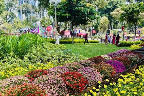 Trăm hoa khoe sắc tại hội hoa Tao Đàn 2025