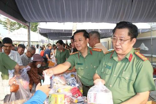Ấm áp 'Phiên chợ 0 đồng' của Công an An Giang