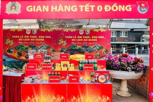 'Gian hàng Tết 0 đồng' ấm áp nghĩa tình của tuổi trẻ Công an TP Long Xuyên
