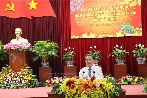 Chủ tịch Quốc hội thăm, chúc Tết và tặng quà các gia đình chính sách tại Cần Thơ