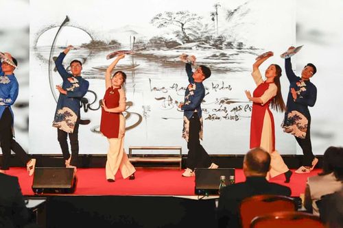 Ẩm thực, Tết cộng đồng và nỗi nhớ quê hương