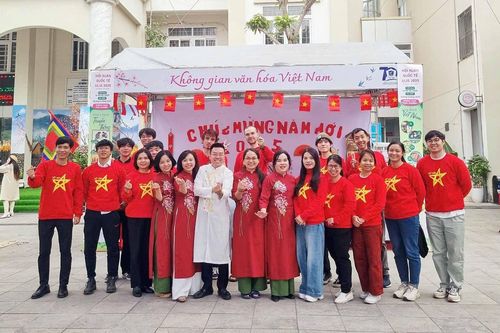 Sinh viên quốc tế: 'Phải lòng' Tết Việt