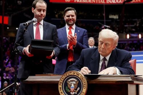 Ông Trump sa thải ít nhất 12 tổng thanh tra trong một đêm
