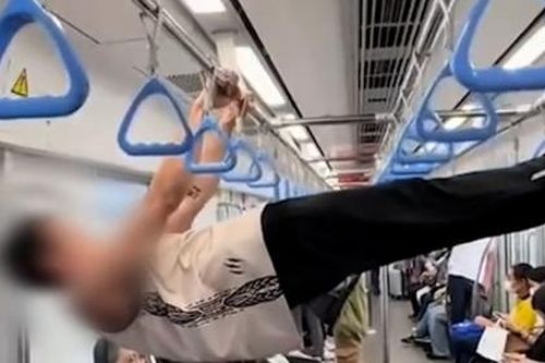 Nhóm quay clip hít xà đơn trên tàu metro số 1 xin lỗi