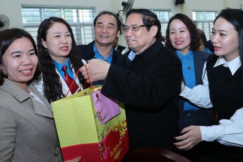 Thủ tướng Phạm Minh Chính thăm, tặng quà gia đình chính sách, hộ nghèo, công nhân lao động tại Thanh Hóa