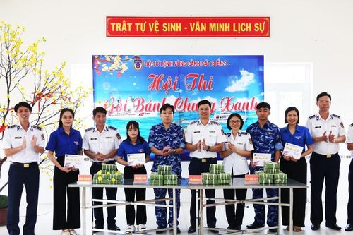 Cảnh sát biển trổ tài gói bánh chưng mừng xuân Ất Tỵ 2025