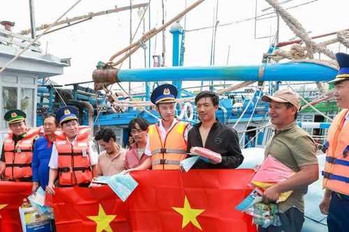 Mang mùa Xuân ra các huyện đảo tiền tiêu