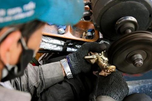 Nghề 'thay áo mới' cho lư đồng hốt bạc ngày Tết