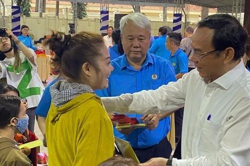 Bí thư Thành ủy TPHCM tặng quà, động viên công nhân về quê đón Tết