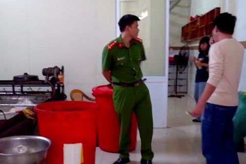 Khởi tố đối tượng tẩm ướp hóa chất vào cà phê, giả thương hiệu lớn để bán