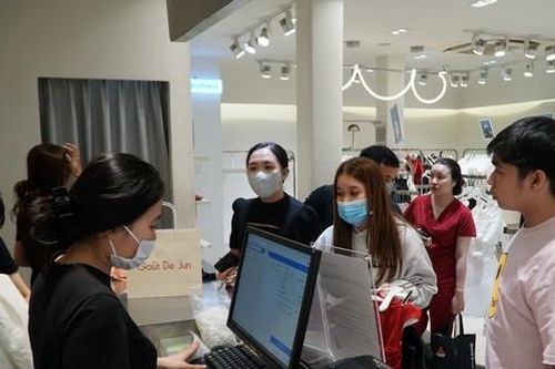 Giới trẻ TPHCM chen chân 'sắm đồ Tết' tới nửa đêm