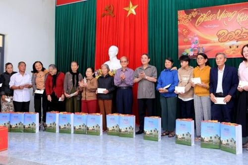 Phó Chủ tịch Quốc hội Nguyễn Đức Hải thăm, tặng quà Tết cho bà con tỉnh Quảng Nam