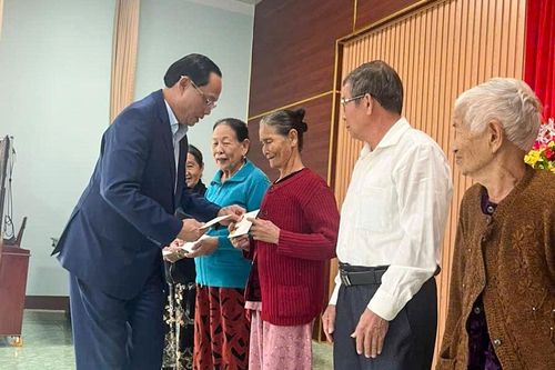 Phó Chủ tịch Quốc hội Trần Quang Phương thăm, tặng quà các gia đình chính sách tại Quảng Ngãi