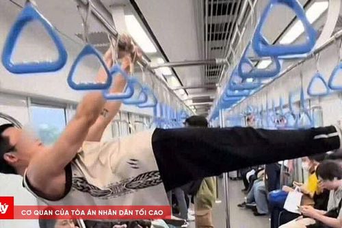 Nam thanh niên đu xà đơn trên Metro TP.HCM gây bức xúc