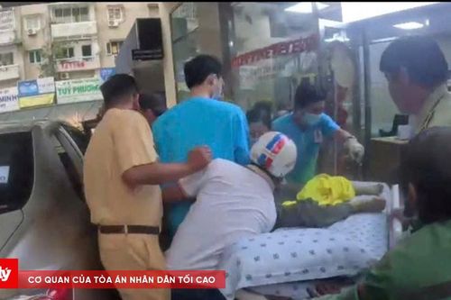 Cụ ông bị điện giật ngày 27 Tết được CSGT hỗ trợ đi cấp cứu kịp thời