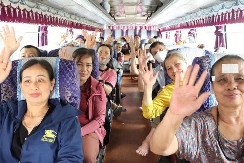 Háo hức chờ đợi chuyến xe 0 đồng về quê đón Tết