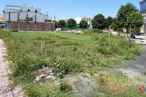 Bán nhà xã hội được lợi cả trăm triệu đồng; đất không giấy tờ vẫn được cấp sổ đỏ