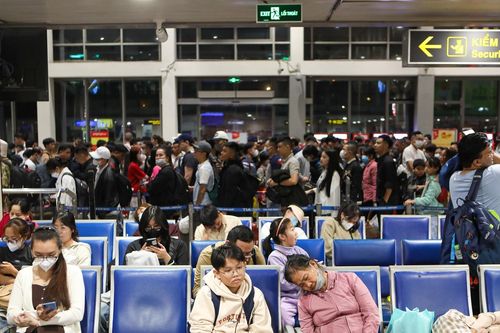Hành khách ra Tân Sơn Nhất từ nửa đêm để chờ bay chuyến 5h sáng