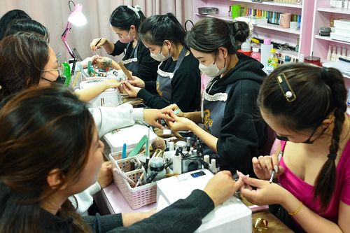 Người Hà Nội chen chân làm đẹp trước ngày đón Tết