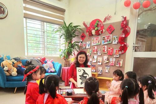 Cô giáo Hà Nội 'mất ăn mất ngủ' tìm cách đưa tranh dân gian Hàng Trống tới học sinh
