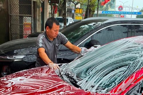Thời điểm 'hoàng kim' của nghề rửa xe ở tỉnh nhiều ô tô tốp đầu cả nước