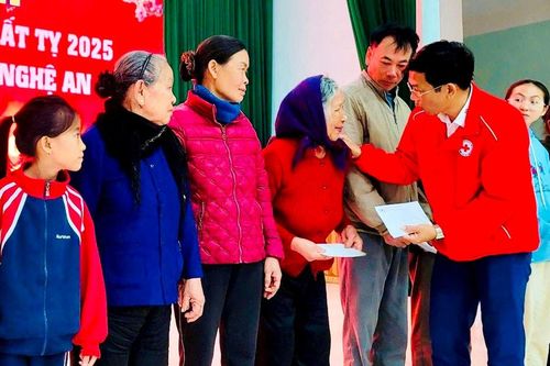 Hội Chữ thập đỏ Nghệ An trao quà Tết tại Yên Thành, Nghi Lộc và thành phố Vinh
