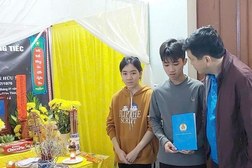 Liên đoàn Lao động tỉnh trao hỗ trợ cho gia đình 3 công nhân bị tai nạn lao động
