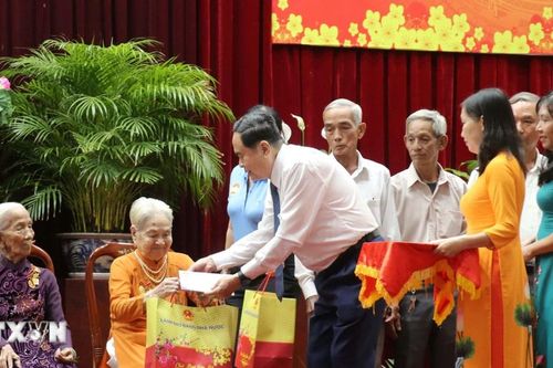 Chủ tịch Quốc hội Trần Thanh Mẫn chúc tết và tặng quà tại thành phố Cần Thơ