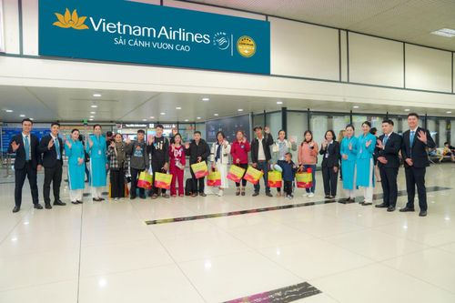 Người lao động khó khăn được hỗ trợ về quê đón Tết trên chuyến bay của Vietnam Airlines