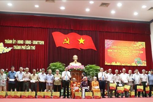 Chủ tịch Quốc hội thăm, tặng quà các gia đình chính sách tại thành phố Cần Thơ