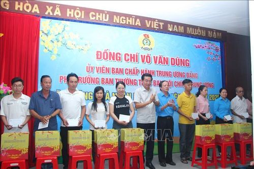 Nhiều hoạt động thăm hỏi, chúc Tết và tặng quà công nhân, lao động Bạc Liêu