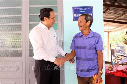 Trao quà Tết và Nhà Đại đoàn kết cho người dân Tây Ninh
